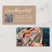 Carte D'accompagnement Brush Script Mariage Site Web QR Photo Taupe (Devant / Derrière)