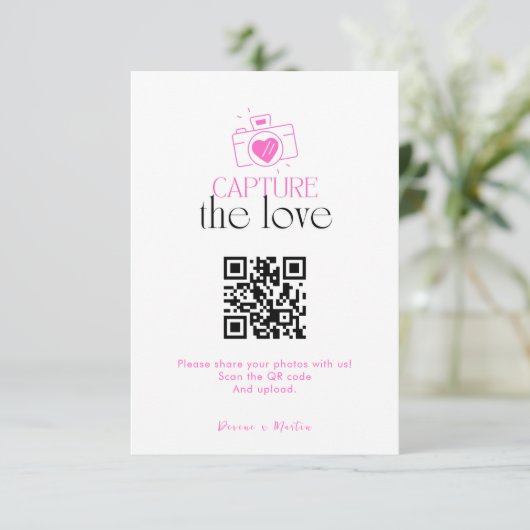 Carte D'accompagnement Capturez l'amour avec un code QR de script moderne (Debout devant)