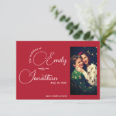 Carte D'accompagnement Chic Editorial Deep Red One Photo QR Code Mariage (Debout devant)