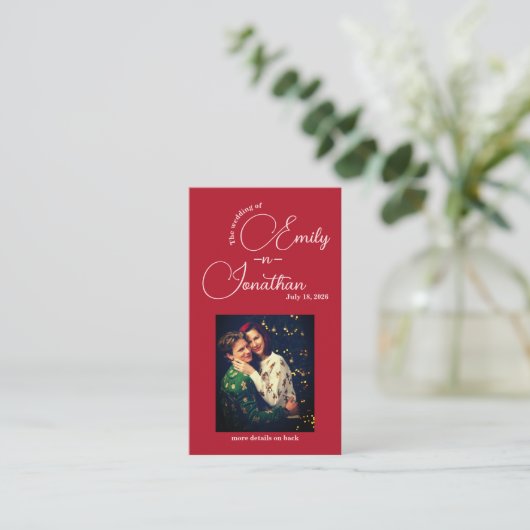 Carte D'accompagnement Chic Editorial Rouge Foncé Compact Code QR Mariage (Debout devant)