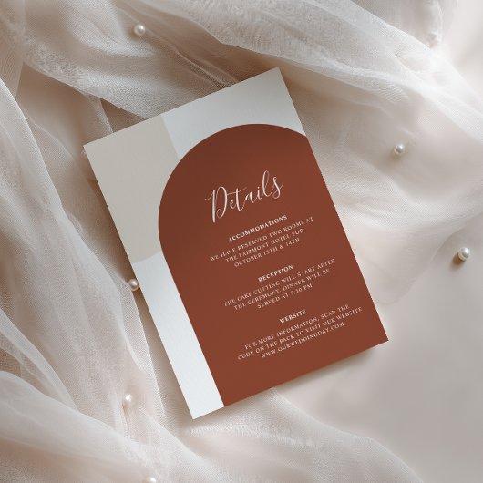 Carte D'accompagnement Code QR de détails de mariage avec arche en terre