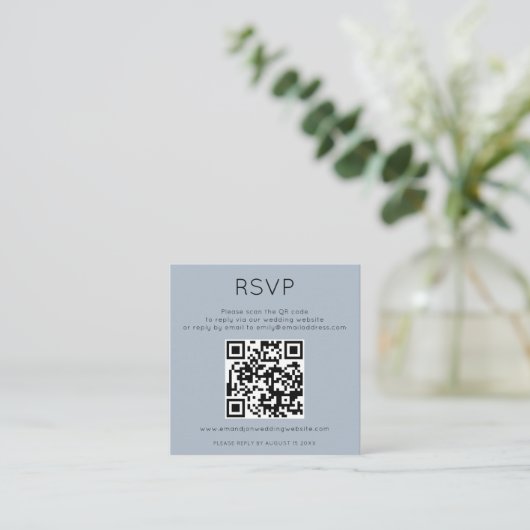 Carte D'accompagnement Code QR simple Dusty Blue Wedding RSVP Enclôture C (Debout devant)