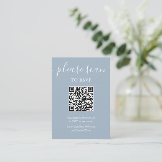 Carte D'accompagnement Code RSVP QR du script élégant bleu Dusty (Debout devant)