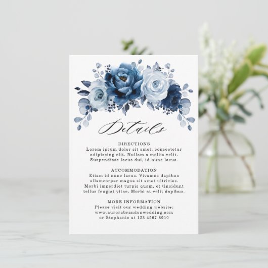 Carte D'accompagnement Détails de mariage floraux en bleu poussiéreux et (Debout devant)