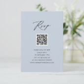 Carte D'accompagnement Dusty Blue Elegant Script Simple QR Wedding RSVP (Debout devant)