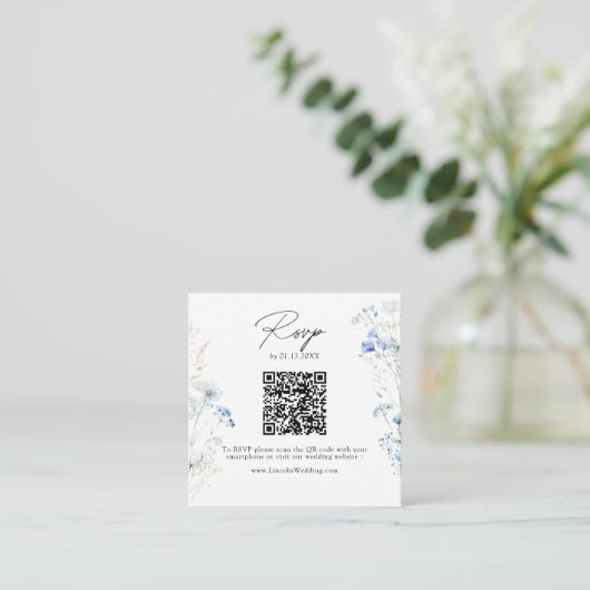 Carte D'accompagnement Dusty Blue Fleurs sauvages Monogramme QR Code RSVP (Debout devant)