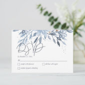 Carte D'accompagnement Dusty Blue Floral Chic Script hiver Thème RSVP (Debout devant)