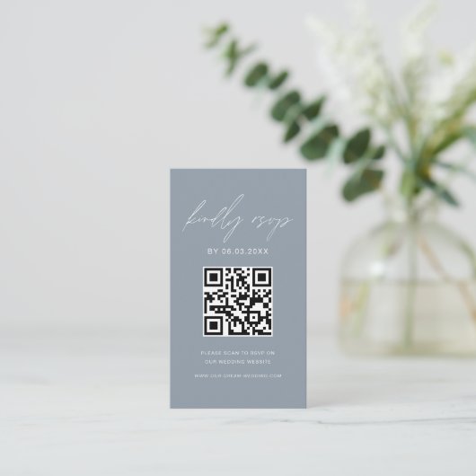 Carte D'accompagnement Dusty Blue QR Code Minimalist RSVP Mariage Website (Debout devant)