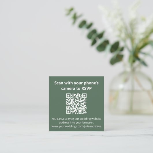 Carte D'accompagnement Dusty Sage Green Monogramme QR Code Site Mariage (Debout devant)