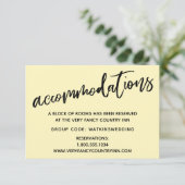 Carte D'accompagnement Écriture décontractée Mariage Jaune Hébergements (Debout devant)