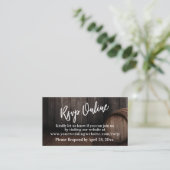 Carte D'accompagnement Écriture décontractée Rsvp En Ligne Sur Baril En B (Debout devant)