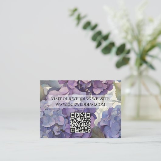 Carte D'accompagnement Elégant bleu violet poussiéreux hydrangée QR (Debout devant)