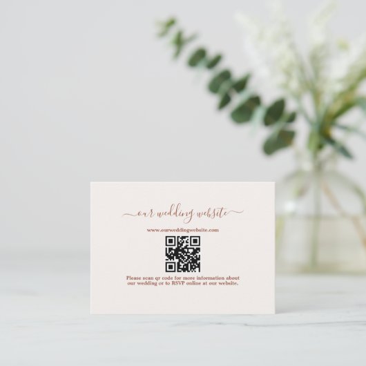 Carte D'accompagnement Elegant Boho QR Code Site Mariage en terre cuite (Debout devant)