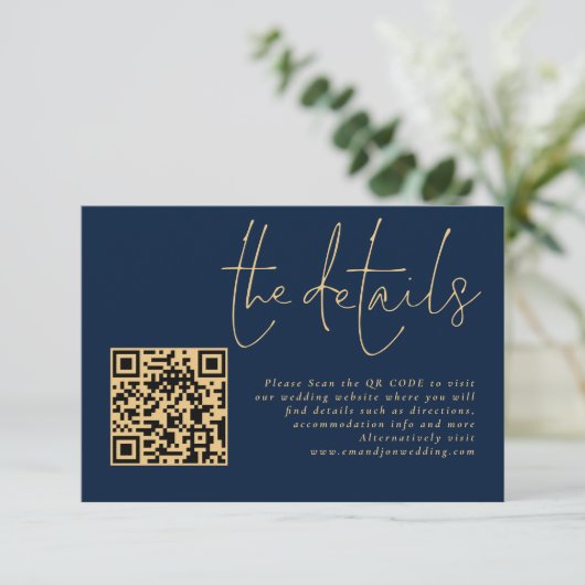 Carte D'accompagnement Elegant Gold Script Navy QR Code Détails du Mariag (Debout devant)