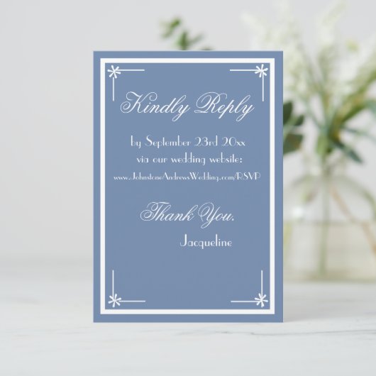 Carte D'accompagnement Elégant script bleu poussiéreux site mariage RSVP (Debout devant)