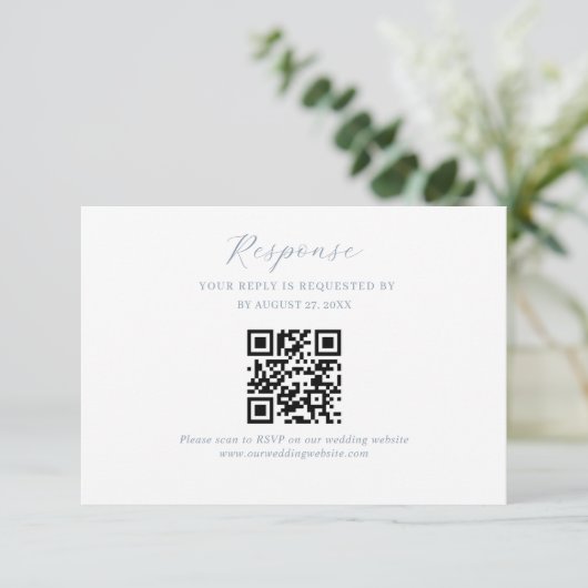 Carte D'accompagnement Élégant Script Dusty Blue Mariage QR Code Rsvp (Debout devant)