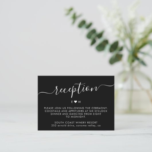 Carte D'accompagnement Élégant Script Monogramme Noir Mariage Réception (Debout devant)