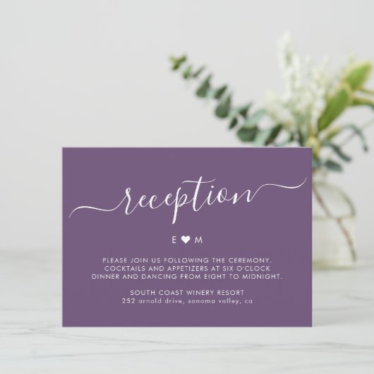 Carte D'accompagnement Élégant Script Monogramme Violet Mariage Réception (Debout devant)