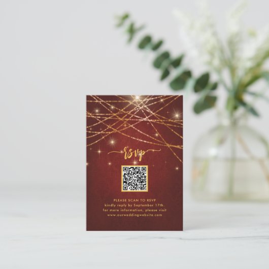 Carte D'accompagnement Élégant Sparkling Gold String Lights QR Code RSVP (Debout devant)