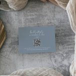 Carte D'accompagnement Feuille minimale | Code QR bleu et blanc Mariage R<br><div class="desc">Cette carte d'enceinte RSVP de mariage à code QR bleu et blanc feuille minimale est parfaite pour un mariage élégant. Le design se compose d'une simple silhouette de verdure blanche sur un arrière - plan bleu poussiéreux au style minimaliste classique.</div>