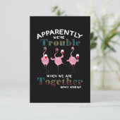 Carte D'accompagnement Flamingos | Apparently We're trouble Flamingos (Debout devant)