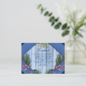 Carte D'accompagnement Fleurs graphiques roses sur tissu en bois bleu (Debout devant)