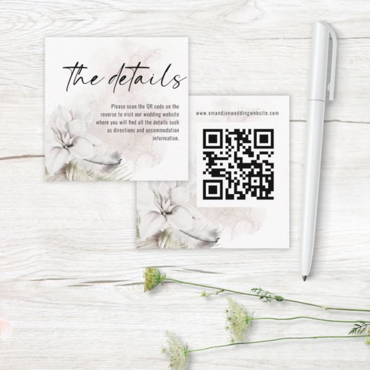 Carte D'accompagnement Florales blanches modernes QR Code Détails du Mari