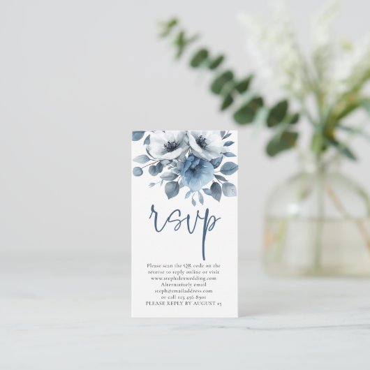 Carte D'accompagnement Flore bleu clair Script QR Code Mariage RSVP (Debout devant)