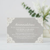 Carte D'accompagnement Hébergement | Dentelle rustique et lin gris (Debout devant)