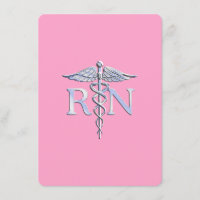 Infirmière autorisée RN Caduceus sur le rose clair
