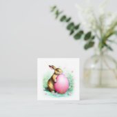 Carte D'accompagnement lapin timide caché derrière un gros oeuf de Pâques (Debout devant)