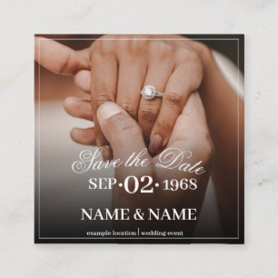 Carte D'accompagnement Mains d'un couple de mariage de couleur avec annea