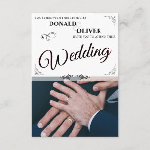 Carte D'accompagnement Mains d'un couple gay de mariage avec des anneaux