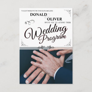 Carte D'accompagnement Mains d'un couple gay de mariage avec des anneaux
