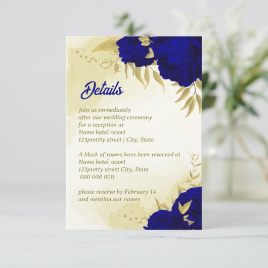 Carte D'accompagnement Mariage botanique d'or des fleurs bleues royales (Debout devant)