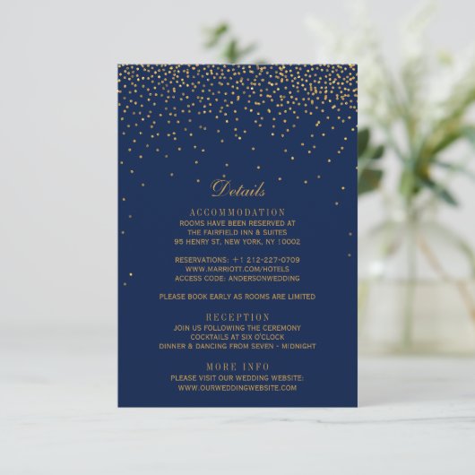 Carte D'accompagnement Mariage Confetti en or bleu marine et glam (Debout devant)