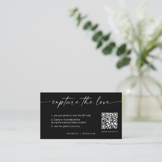 Carte D'accompagnement Mariage de script moderne Capturez l'amour QR Code (Debout devant)
