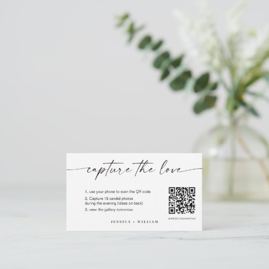 Carte D'accompagnement Mariage de script moderne Capturez l'amour QR Code (Debout devant)