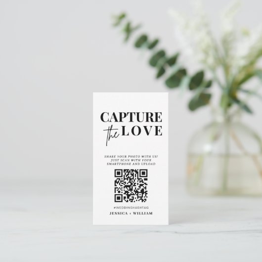 Carte D'accompagnement Mariage moderne Capter l'amour Qr Code (Debout devant)