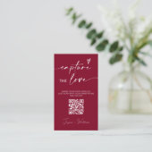Carte D'accompagnement Mariage moderne Capter l'amour Qr Code (Debout devant)