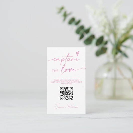 Carte D'accompagnement Mariage moderne rose Capter l'amour Qr Code (Debout devant)