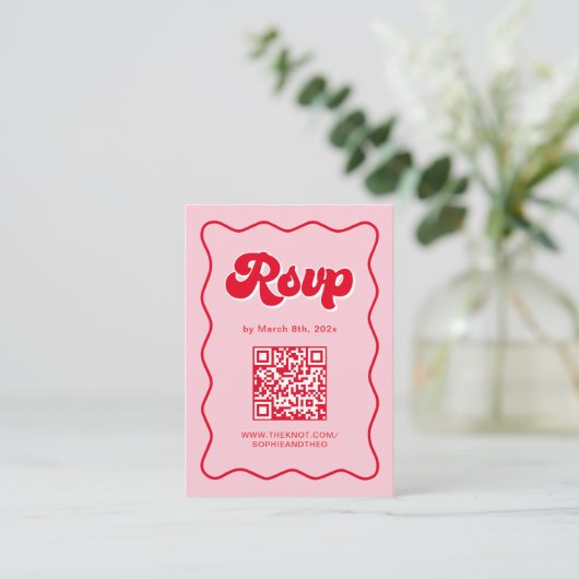 Carte D'accompagnement Mariage rose et rouge rétro RSVP QR Code (Debout devant)