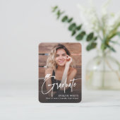 Carte D'accompagnement Mini Grad Cap Script Photo Graduation Invite (Debout devant)