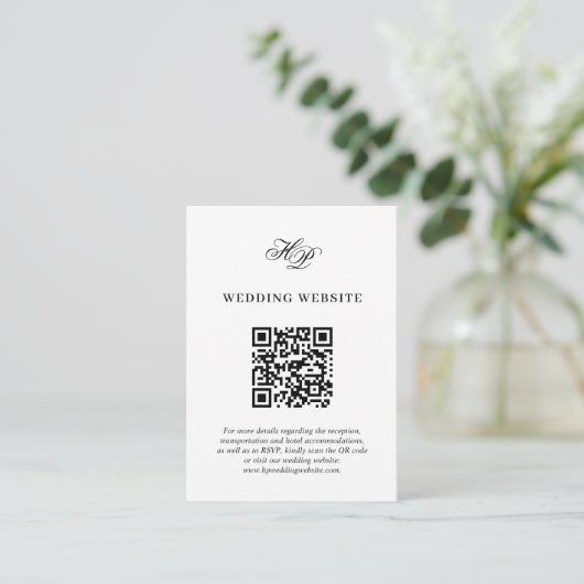 Carte D'accompagnement Minime Élégant Monogramme Site Mariage QR Code (Debout devant)