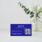 Carte D'accompagnement Moderne Blue RSVP Mariage site web QR Code (Debout devant)