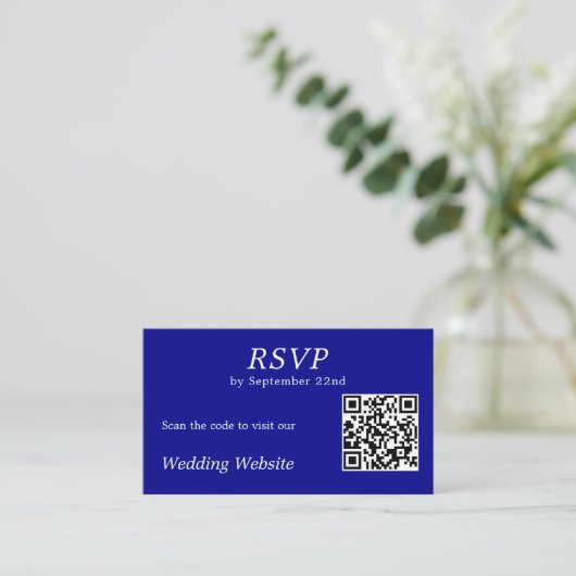 Carte D'accompagnement Moderne Blue RSVP Mariage site web QR Code (Debout devant)
