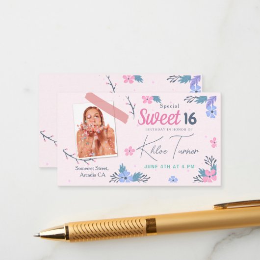 Carte D'accompagnement Moderne Floral Sweet 16 rose Anniversaire (Devant/Arrière en situation)