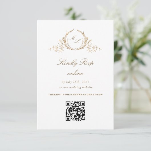 Carte D'accompagnement Monogramme blanc et or Chic officiel QR Code RSVP (Debout devant)