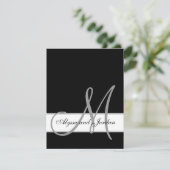 Carte D'accompagnement Noir et blanc Monogramme Noms Réception de mariage (Debout devant)