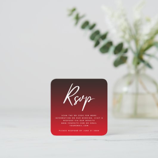 Carte D'accompagnement Noir rouge élégant Ombre RSVP QR Code Mariage Chic (Debout devant)
